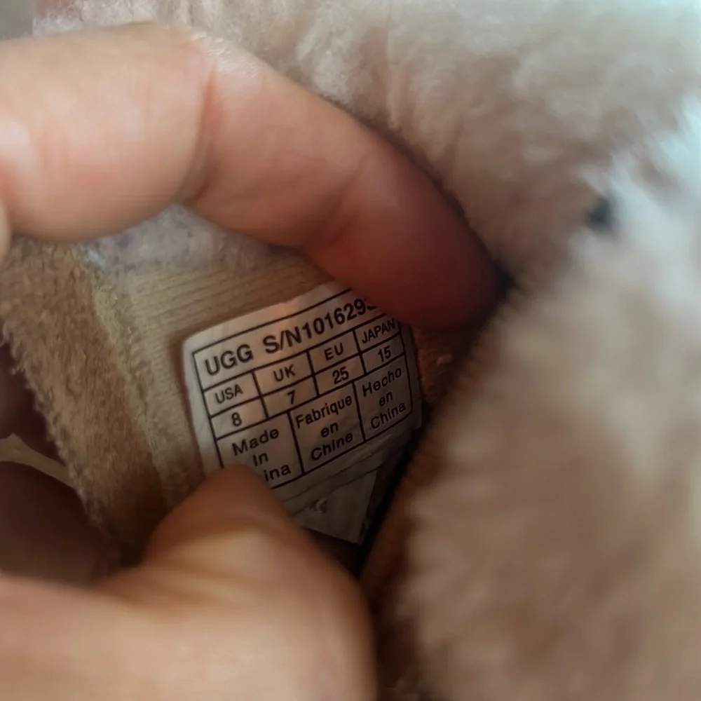 Kids Ugg star tan boots size 8 T